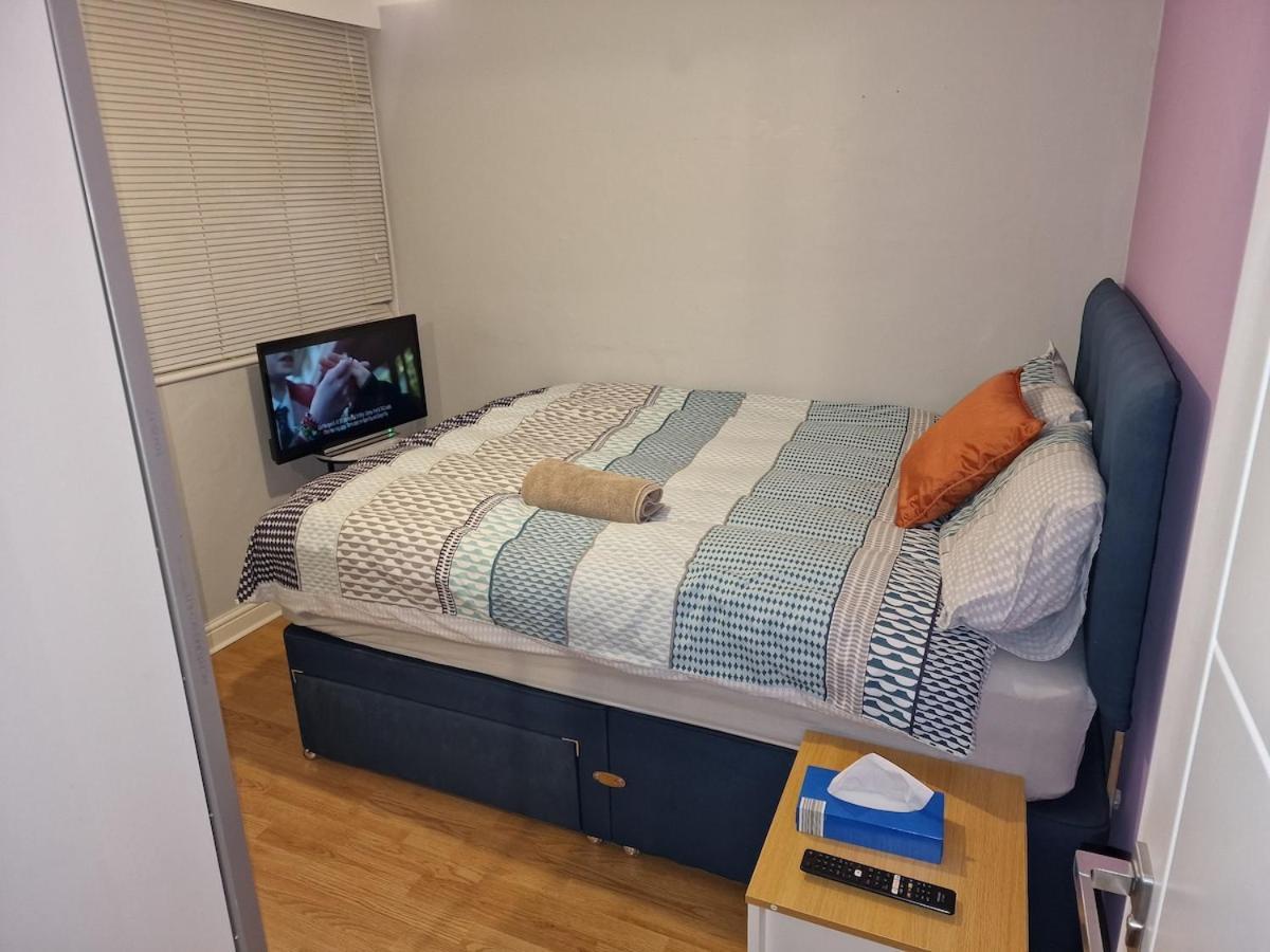 Nightrest Homes Hemel Hempstead Smart Tv In Each Room - Parking المظهر الخارجي الصورة